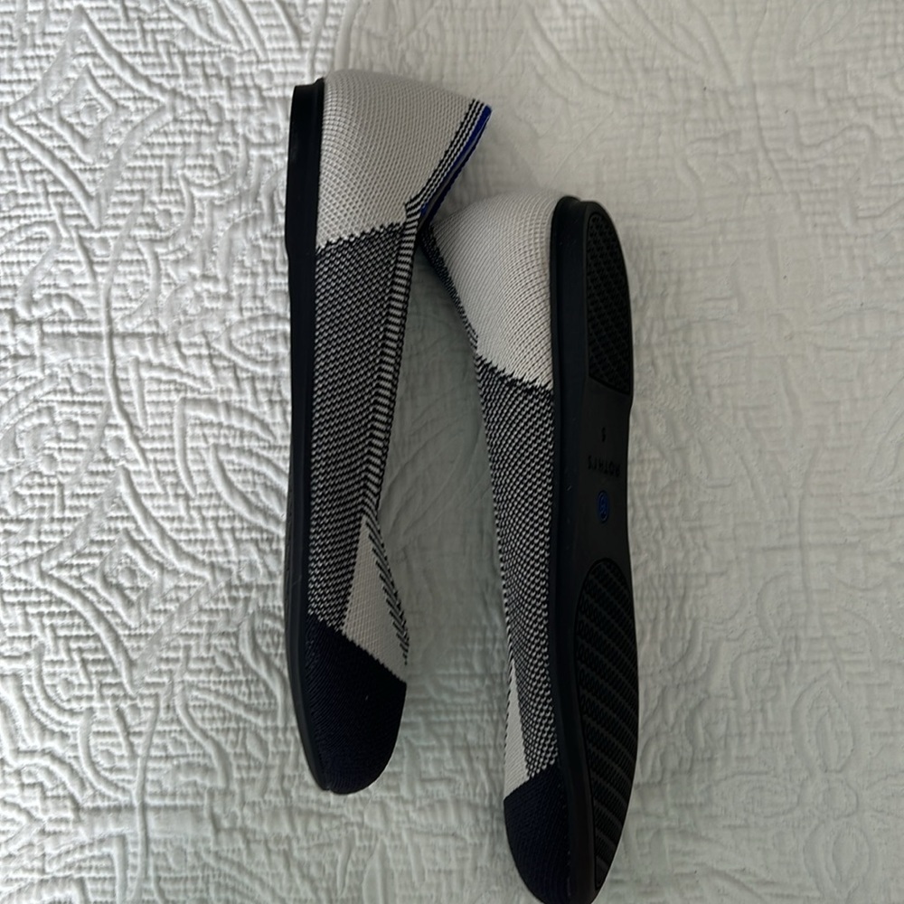 Rothy’s round toe in captor black - Picture 2 of 4